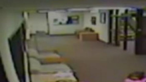 El agente de policía de Utah estuvo paseando con la pequeña de la mano.