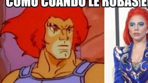 Lady Gaga fue de las más criticadas por su peinado tan colorido.
