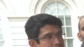 Una medida justa para los residentes que no hablan muy bien inglés.