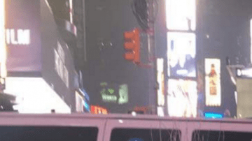 Las autoridades llevándose a Batman esposado.