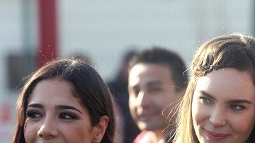 Belinda, en el centro, logró saludar al Papa Francisco y dialogar unos segundos con él, con el Gobernador Silvano Aureoles como testigo.