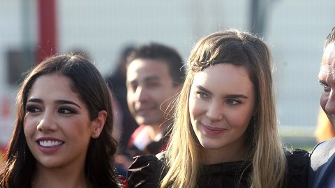 Belinda, en el centro, logró saludar al Papa Francisco y dialogar unos segundos con él, con el Gobernador Silvano Aureoles como testigo.
