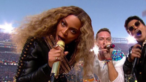 Beyoncé, Chris Martin de la banda Coldplay y Bruno Mars cantando en el 'half time show' del Super Bowl 50.