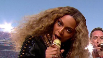 Beyoncé, Chris Martin de la banda Coldplay y Bruno Mars cantando en el 'half time show' del Super Bowl 50.