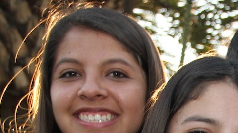 Carlota Vargas (al centro) se unió al coro de 16 jovencitas del Opus Dei para dar la bienvenida al papa detrás de las vallas en la Ciudad de México.