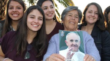 Carlota Vargas (al centro) se unió al coro de 16 jovencitas del Opus Dei para dar la bienvenida al papa detrás de las vallas en la Ciudad de México.