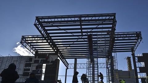 Obreros construyen el templo en la línea fronteriza entre México y los Estados Unidos donde el Papa Francisco ofrecerá una misa multitudinaria durante su visita a Ciudad Juárez, estado de Chihuahua, Méxic