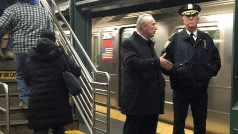 El comisionado Bill Bratton el pasado martes en la estación de Times Square,  discutiendo las medidas de seguridad que implementará luego de ataques de acuchillamiento en el subway.