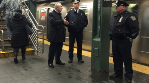 El comisionado Bill Bratton el pasado martes en la estación de Times Square, discutiendo las medidas de seguridad que implementará luego de ataques de acuchillamiento en el subway.