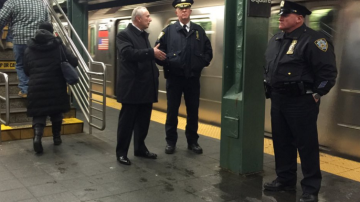 El comisionado Bill Bratton el pasado martes en la estación de Times Square,  discutiendo las medidas de seguridad que implementará luego de ataques de acuchillamiento en el subway.