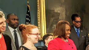 Bill de Blasio firmó un paquete de normas para tener más información sobre la educación sexual en el sistema público.