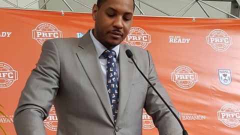 Carmelo Anthony en la conferencia de prensa para la presentación de Mendes y Marrero.