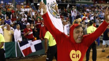 Aficionados del equipo mexicano Venados de Mazatlán celebran su triunfo en la final de la Serie del Caribe 2016 entre Los Tigres de Aragua (Venezuela) y Venados de Mazatlán (México), en el estadio Quisqueya de Santo Domingo (R.Dominicana).