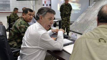 El presidente  colombiano, Juan Manuel Santos (i), durante un consejo de seguridad con altos mandos militares.