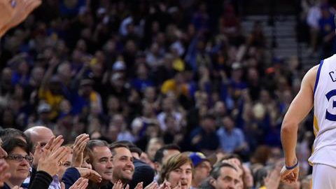 El jugador de Warriors lleva 127 partidos consecutivos anotando triples.