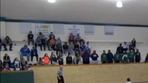 Una imagen muy extraña en el basquetbol escolar estadunidense.