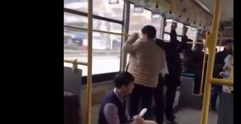 Algunos pasajeros se cubrían la nariz.
