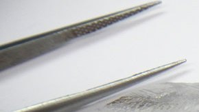 La piedra preciosa, que mide 7 centímetros (2.7 pulgadas), ha superado el récord conseguido en 2007, cuando se encontró un diamante de 217 quilates bautizado como "la estrella angoleña".