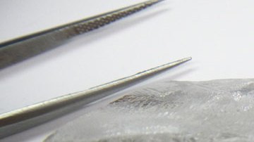 La piedra preciosa, que mide 7 centímetros (2.7 pulgadas), ha superado el récord conseguido en 2007, cuando se encontró un diamante de 217 quilates bautizado como "la estrella angoleña".