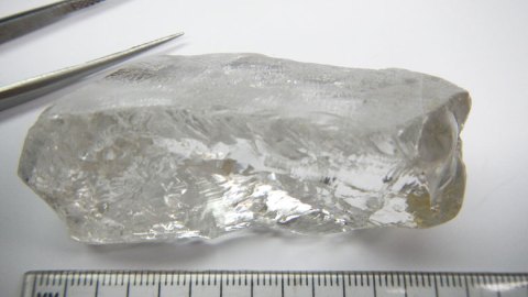 La piedra preciosa, que mide 7 centímetros (2.7 pulgadas), ha superado el récord conseguido en 2007, cuando se encontró un diamante de 217 quilates bautizado como "la estrella angoleña".