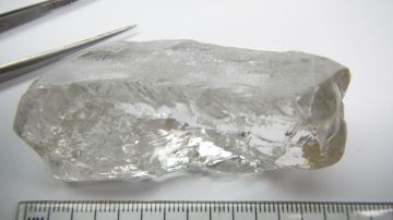 La piedra preciosa, que mide 7 centímetros (2.7 pulgadas), ha superado el récord conseguido en 2007, cuando se encontró un diamante de 217 quilates bautizado como "la estrella angoleña".