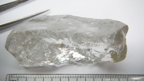 La piedra preciosa, que mide 7 centímetros (2.7 pulgadas), ha superado el récord conseguido en 2007, cuando se encontró un diamante de 217 quilates bautizado como "la estrella angoleña".