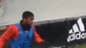 Douglas Costa regaló en el entrenamiento está preciosa estampa futbolera.