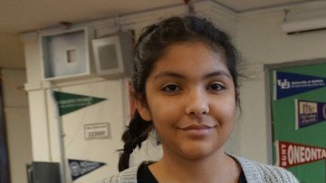 Isabella Lajara, estudiante de secundaria en Manhattan, dice que el proceso de FAFSA es fácil y puede ser muy bueno para los hispanos.