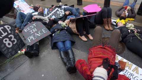 Activistas se acuestan frente al edificio de la agencia de Inmigración y Aduanas para demandar el cese de las redadas.