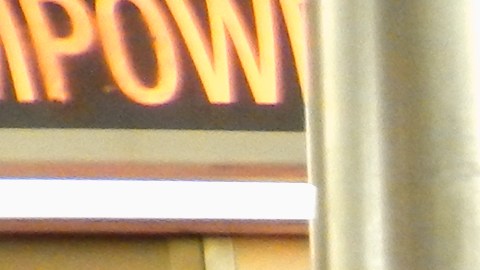 La colombiana Valeria Ricciulli, de 23 años, observa uno de los anuncios de la campaña #PlaySure en un vagón del subway.