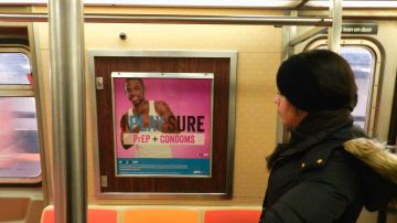 La colombiana Valeria Ricciulli, de 23 años, observa uno de los anuncios de la campaña #PlaySure en un vagón del subway.