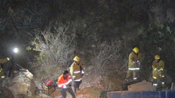 Elementos de la Secretaría de la Defensa Nacional (Sedena) y personal de la autopista Durango-Gómez Palacio, acudieron al lugar para realizar las labores de rescate.