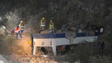 Elementos de la Secretaría de la Defensa Nacional (Sedena) y personal de la autopista Durango-Gómez Palacio, acudieron al lugar para realizar las labores de rescate.