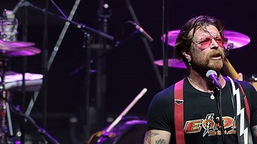 Jesse Hughes (izq.), el cantante del grupo estadounidense de rock Eagles of Death Metal, cantando en el Olympia de Paris hace unas horas.