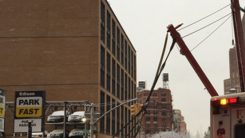 Una grúa cayó al frente de un edificio en TriBeCa.