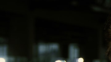 Marita Lorenz muestra la icónica foto junto a Castro con la que bare su autobiografía.