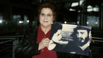 Marita Lorenz muestra la icónica foto junto a Castro con la que bare su autobiografía.