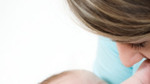 La mayor edad materna se asocia con síntomas de depresión, ansiedad y estrés en las hijas al llegar a la edad de jóvenes adultas, dice estudio.