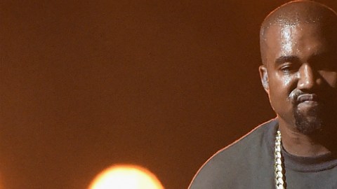 West montó tal espectáculo entre bambalinas que Kim Kardashian tuvo que abandonar su asiento entre el público para calmarle.