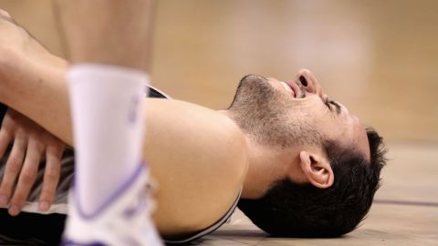 El argentino Manu Ginobili sufrió un fuerte golpe ante los Pelicans.