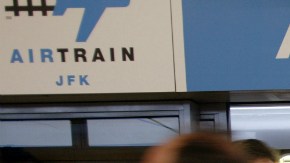 Las estaciones del AirTrain en el aeropuerto JFK cuentan con estas puertas acristaladas de seguridad.