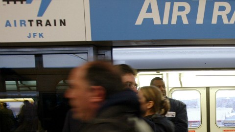Las estaciones del AirTrain en el aeropuerto JFK cuentan con estas puertas acristaladas de seguridad.