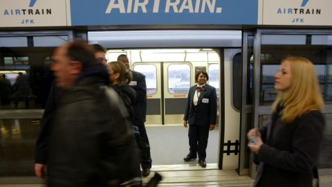 Las estaciones del AirTrain en el aeropuerto JFK cuentan con estas puertas acristaladas de seguridad.