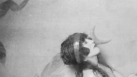 La actriz australiana del cine silente y campeona de natación Annette Kellerman interpretó sirenas en varios filmes y fue bautizada como  'The Diving Venus ' (La Venus acuática).