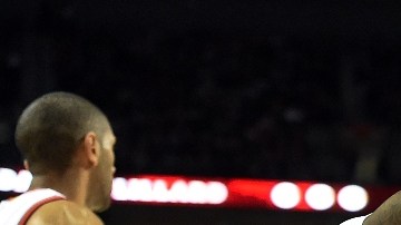 Damian Lillard festeja con sus compañeros tras conseguir una canasta.