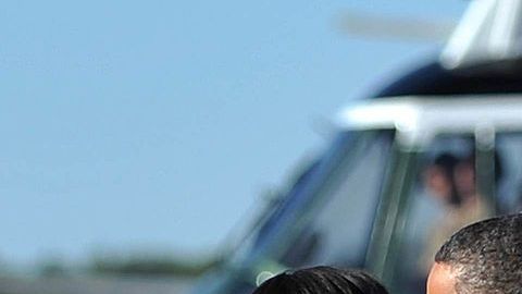 El presidente Barack Obama besa a la primera dama Michele Obama en la Base Andrews en Maryland, antes de regresar a la Casa Blanca.