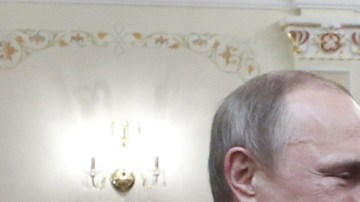 Vladimir Putin (izq), presidente de Rusia, saluda a Ernesto Zedillo, ex presidente de México.