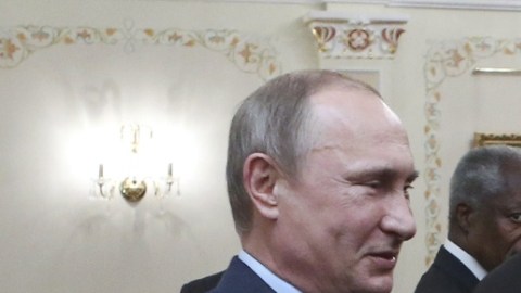 Vladimir Putin (izq), presidente de Rusia, saluda a Ernesto Zedillo, ex presidente de México.