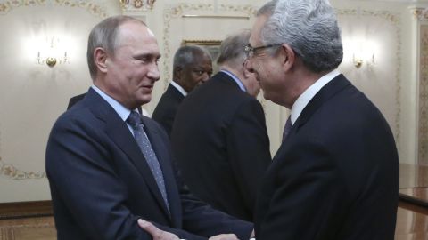 Vladimir Putin (izq), presidente de Rusia, saluda a Ernesto Zedillo, ex presidente de México.