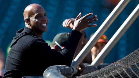 Barry Bonds fue contratado como instructor de bateo de los Marlins de Miami, su regreso a las Ligas Mayores con un uniforme.